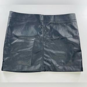H&M BLACK FAUX LEATHER MINI SKIRT WITH SILVER ZIPPER SIZE 18